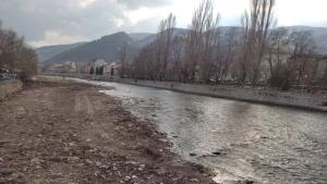Почистват коритото на река Чая в регулацията на Асеновград съобщиха от