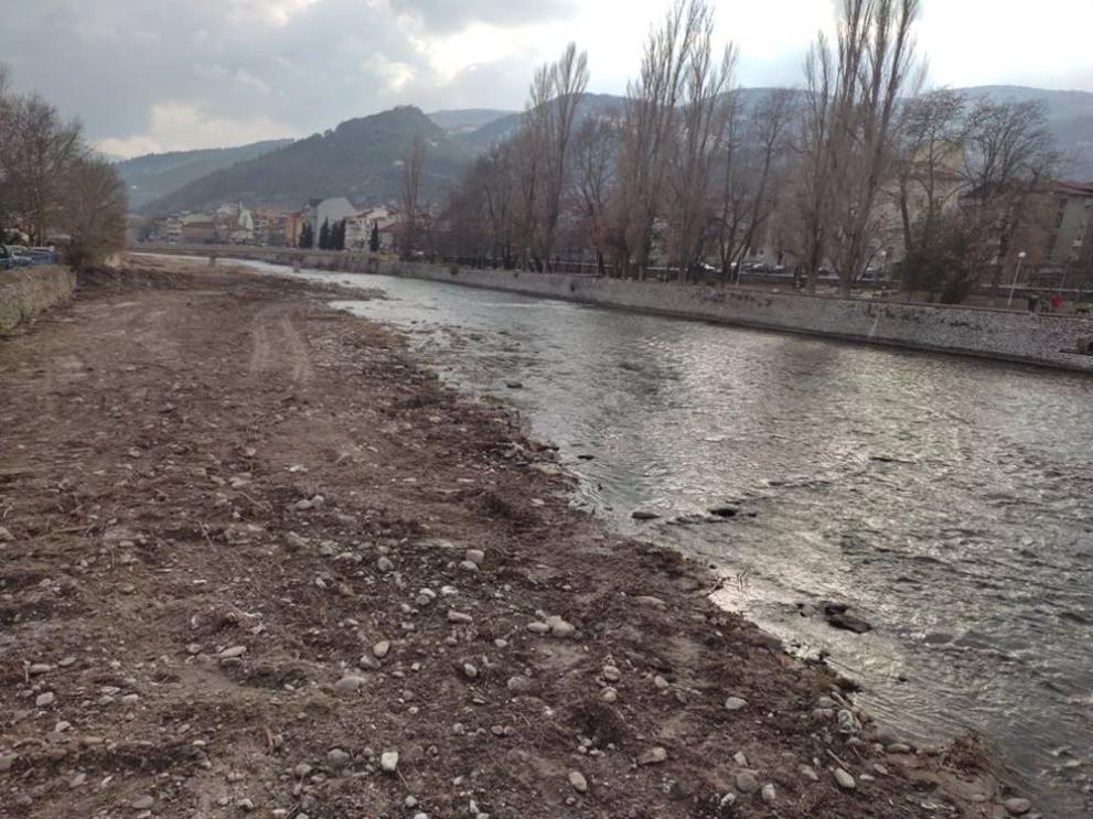 Почистват коритото на река Чая в регулацията на Асеновград, съобщиха от