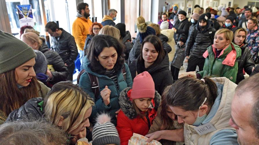<p>Украйна отваря 7 хуманитарни коридора за евакуация</p>