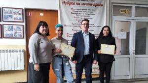 Директорът на полицията в Пазарджик награди две ученички намерили и