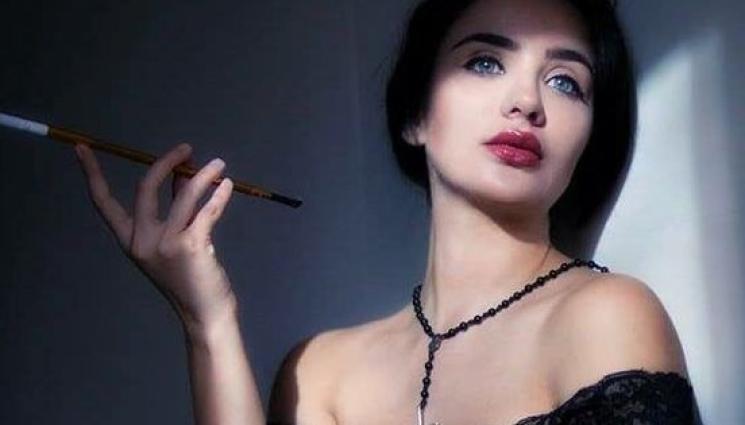 Елен Колева - НОВА ВИЗИЯ: Елен Колева стана синя. Звездата от „Шивачки“ захапа родния хай лайф за зимния залп от снимки от екзотични дестинации (СНИМКА)