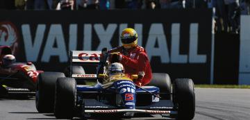 <p>Найджъл Менсъл в GP на Великобритания, когато взима на "стоп" Аертон Сена, горивото в чийто болид е свършило.</p>