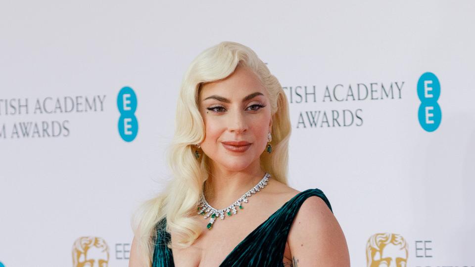 Лейди Гага изглежда сияеща на сватбата на сестра си, заедно