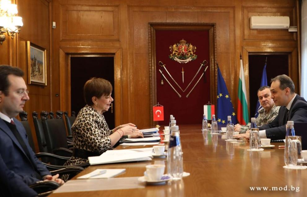 Двустранните отношения в областта на отбраната обсъдиха военният министър Драгомир