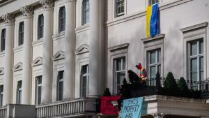 Проукраински протестиращи окупираха имота за 50 млн паунда в Белгрейв