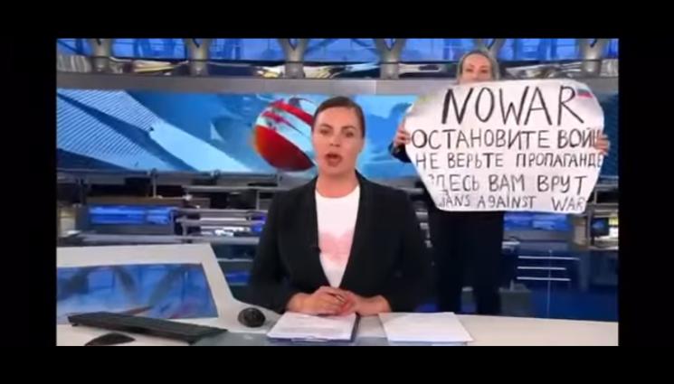 украйна - „Спрете войната. Не вярвайте на пропагандата. Тук ви лъжат“. Редакторка излезе с антивоенен плакат по централната руска телевизия в централната новинарската емисия – програма „Время“