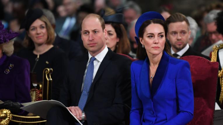  Кейт Мидълтън в кралско синьо и с бижутата на Даяна за Деня на Британската общественост 