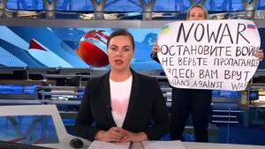 Журналистката Марина Овсянникова която снощи издигна протестен плакат в ефира