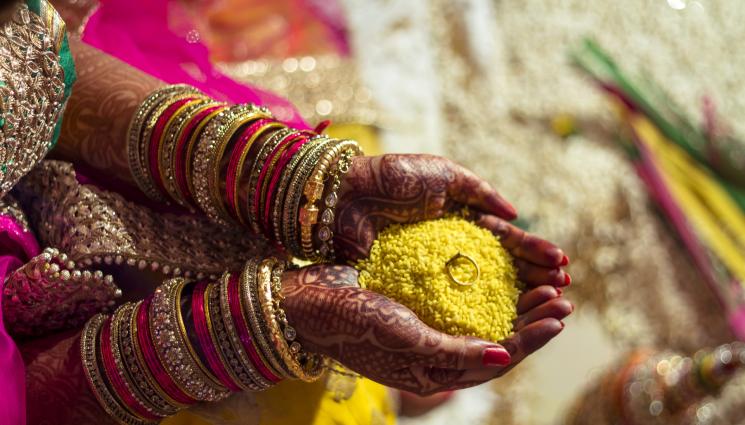 сватба - Младоженец реши да се откаже от булката по време на сватбата – изгората му се хранела с лявата ръка, а за него това било непреодолимо отблъскващо