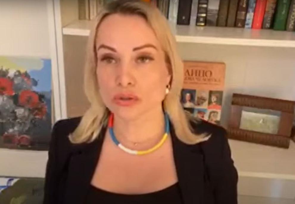 Журналистката Марина Овсянникова, която снощи издигна протестен плакат в ефира