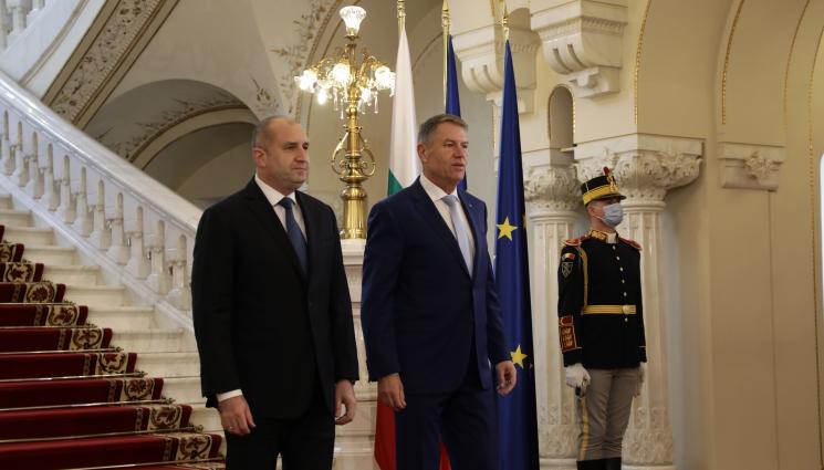 Радев и Йоханис - Радев след срещата с Йоханис: Системата за сигурност в Европа рухва пред очите ни