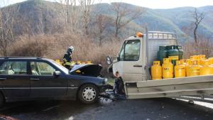 Катастрофа между автомобил и лекотоварен камион затвори Е 79 при разклона