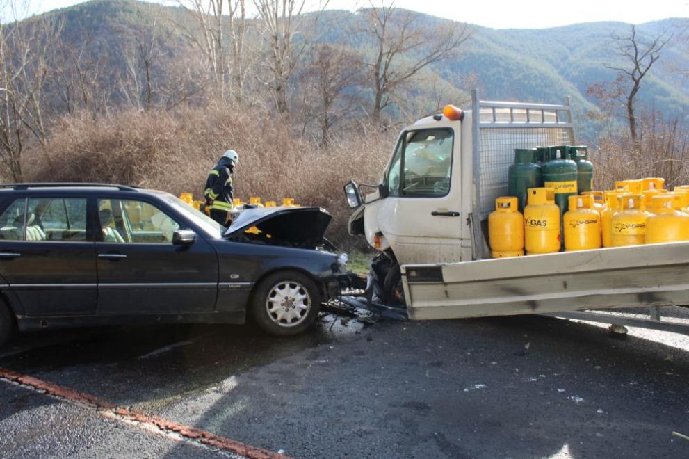Катастрофа между автомобил и лекотоварен камион затвори Е-79 при разклона