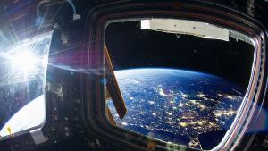 Двама астронавти на НАСА излязоха в открития Космос за да