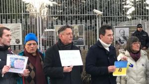 Протест в защита на журналистката Марина Овсяникова който издигна плакат