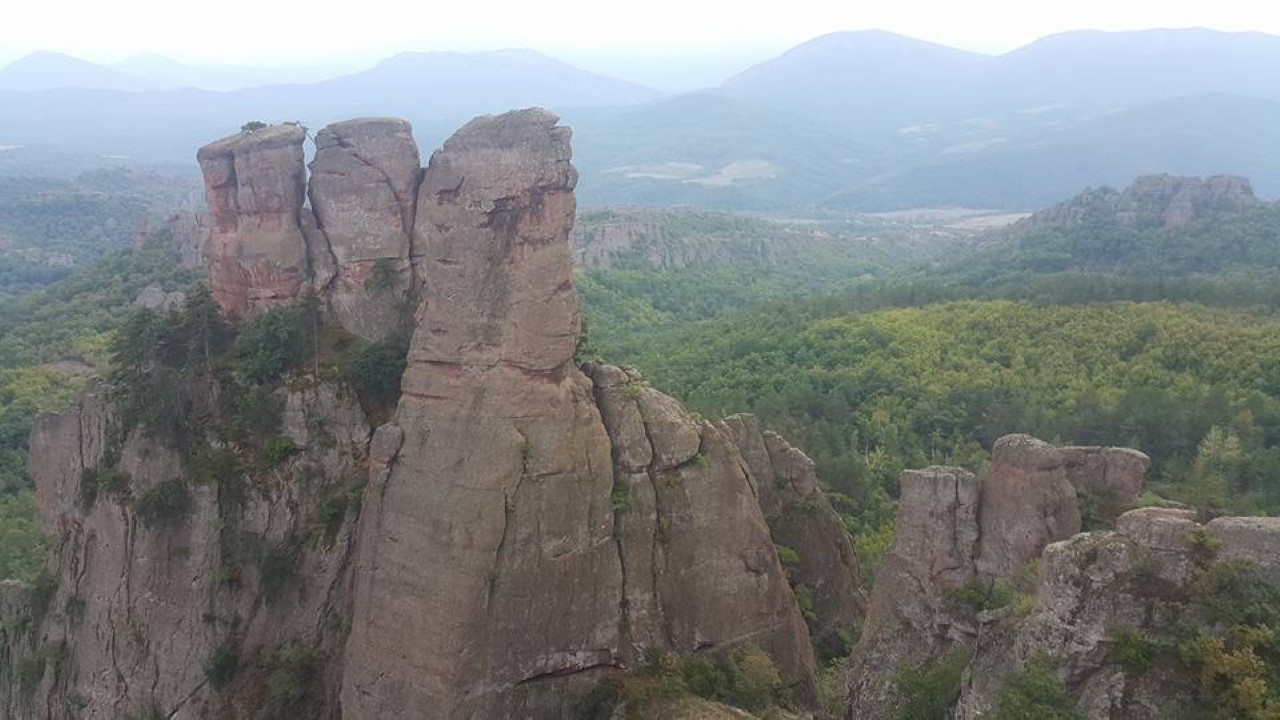 <p>Белоградчишките скали са уникален природен феномен не само в България, но и в цяла Европа, дори може да се каже и в целия свят. Те вълнуват и привличат туристи открай време със своята история, легенди и приказно красива природа. Всяка фигура от комплекса на Белоградчишките скали има свое собствено име &ndash; Монахът, Монахинята, Конникът, Ученичката, Мадоната, Лъвът, Мечката, Адам и Ева, Замъкът.</p>