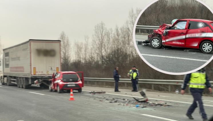 катастрофа Тракия - ВОЙНАТА ПО ПЪТИЩАТА: Автомобил се вряза в камион на АМ „Тракия“ край София, части от броните им се разхвърчаха на пътното платно, движението е ограничено