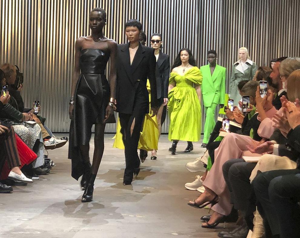 Британската дизайнеркаСара Бъртън доведе модна къща Alexander McQueen в Ню
