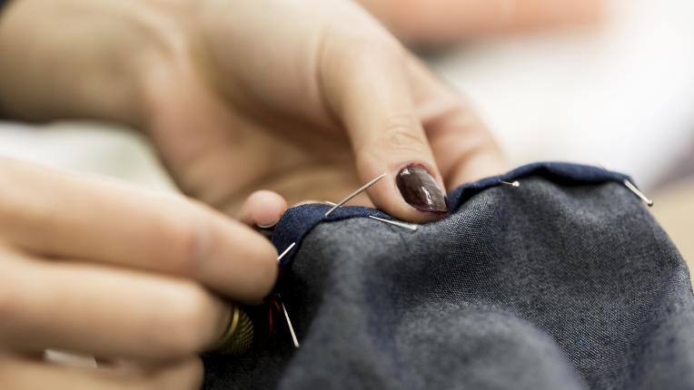  Не хвърляй скъсаните дънки, а ги поправи ето по този начин: 