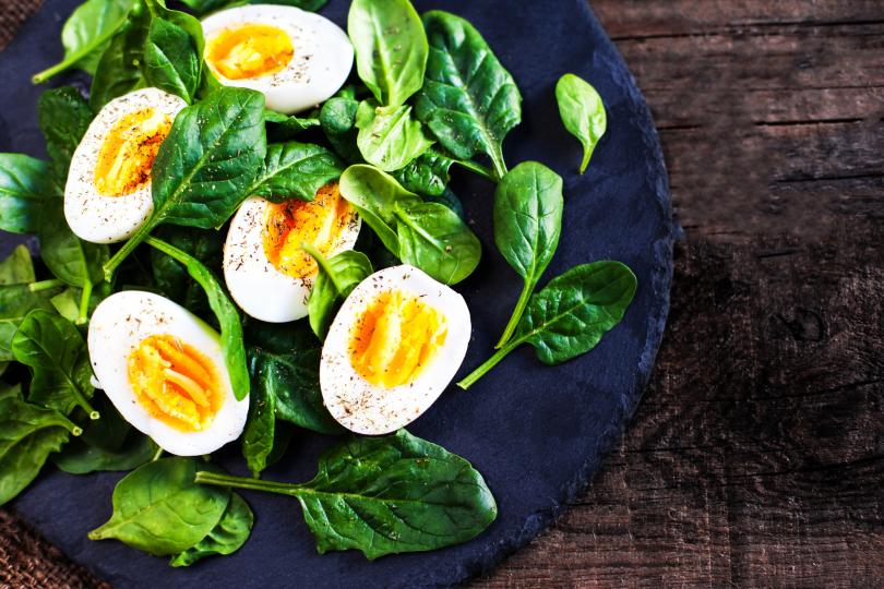 <p><strong>Яйца</strong></p>

<p>Едно яйце осигурява 7 грама висококачествен протеин, желязо, витамини, минерали и каротеноиди (в жълтъка) и е източник на хранителни вещества, които се борят с болестите, като лутеин и зеаксантин.</p>

<p>Универсални по своята същност, яйцата могат да се консумират омлет, твърдо сварени, в киш др.</p>