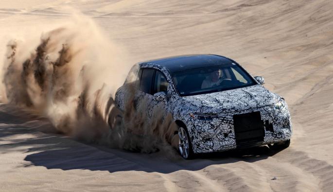  Маскираният бъдещ Mercedes-Benz EQS SUV минава пясъчен тест.