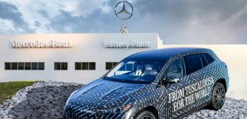 <p>Бъдещ компактен електрически SUV на Mercedes пред новия завод за батерии в САЩ.</p>