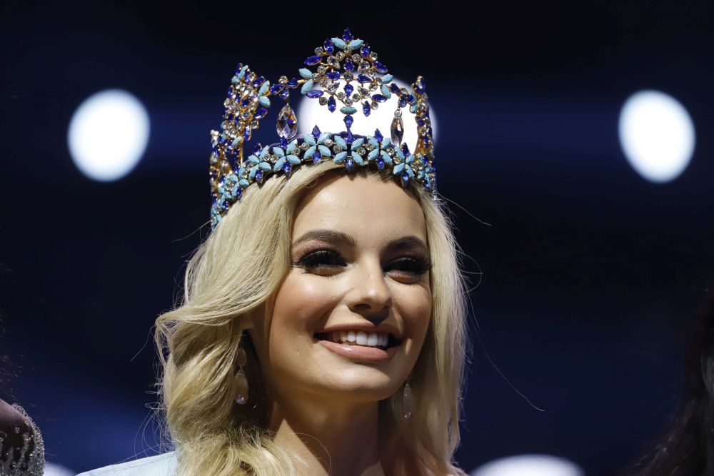 Красавицата Каролина Белявска от Полша грабна короната и стана „Мис свят 2021“.