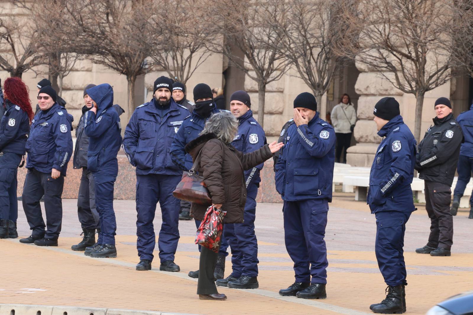 <p>Членове и симпатизанти на партия ГЕРБ се събраха пред сградата на Министерския съвет в столицата, за да изразят подкрепа за лидера си Бойко Борисов, който беше задържан при специализирана полицейска операция късно снощи</p>