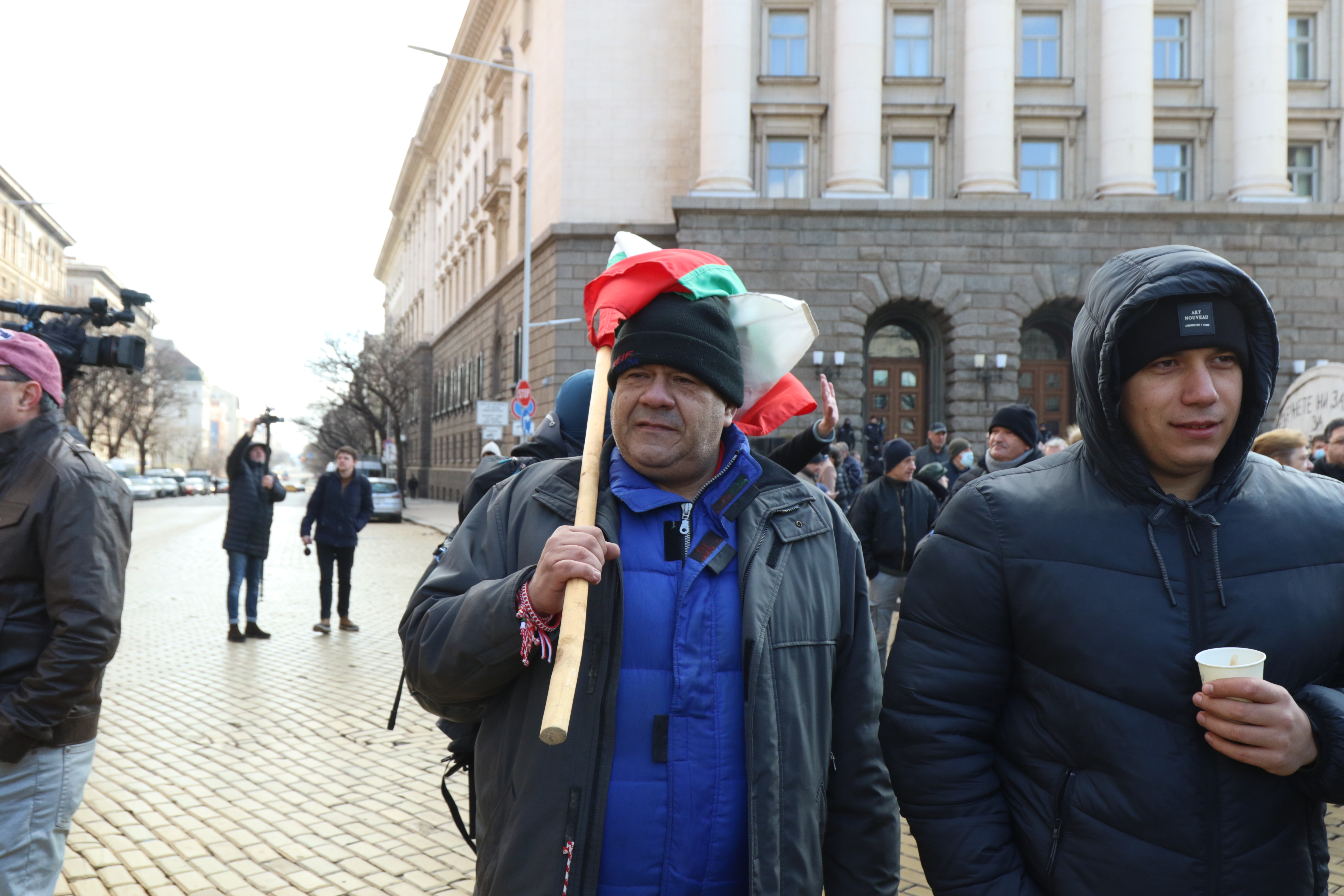 <p>Активисти на ГЕРБ на протест пред Министерски съвет в подкрепа на Борисов</p>