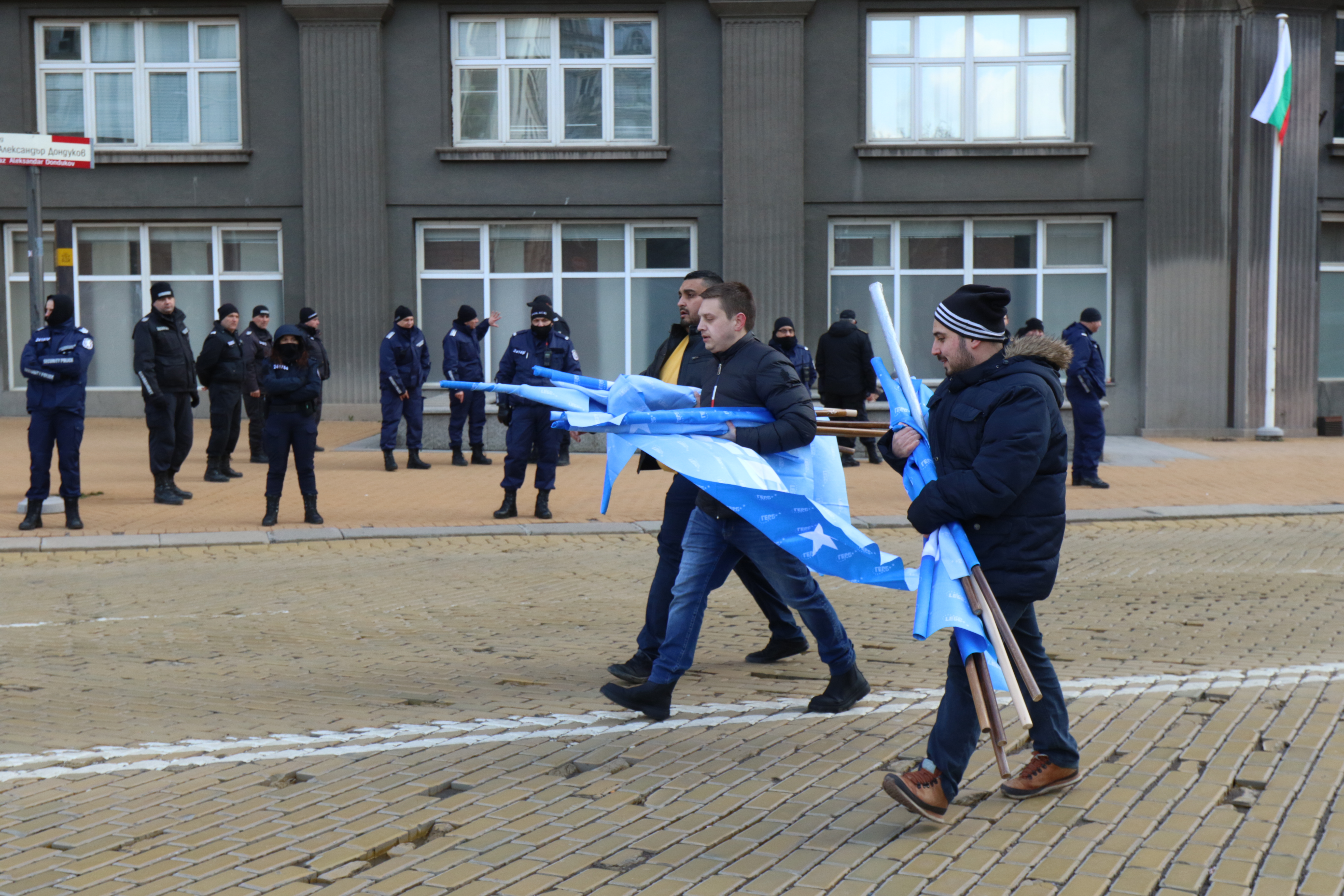 <p>Активисти на ГЕРБ на протест пред Министерски съвет в подкрепа на Борисов</p>