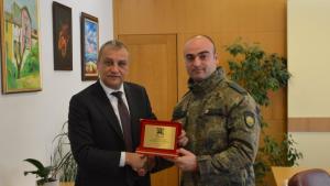 Кметът Илко Стоянов връчи почетен знак на редник Марио Пейчев