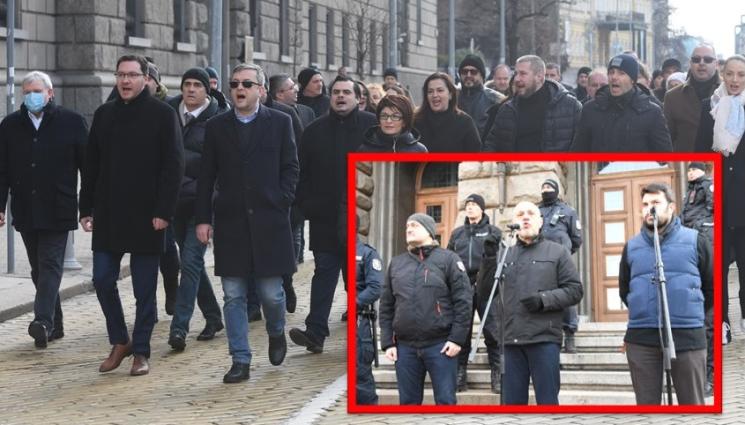 аа - Протест на ГЕРБ в центъра на София, чакат Рашков пред парламента (ВИДЕО)