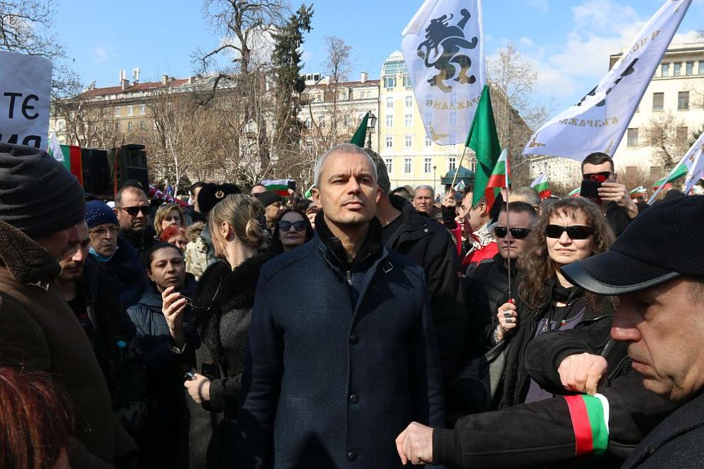 С възгласи НАТО вън представители на Възраждане“ протестират в градинката