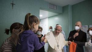 Папа Франциск посети деца бежанци от Украйна настанени в педиатричната болница