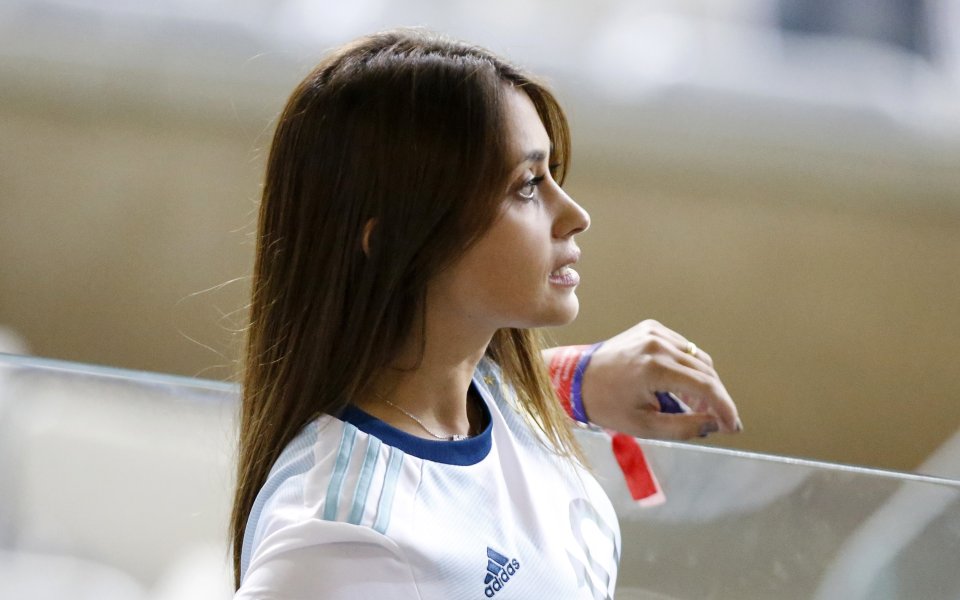 Още горещи снимки на красивата Антонела можете да разгредате в