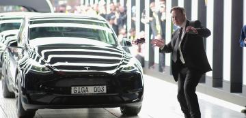 <p>Танцът на Илон Мъск при излизане на първите 30 коли от новия завод на Tesla в Берлин.</p>