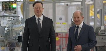 <p>Илон Мъск с германския канцлер Олаф Шолц на откриването на завода.</p>