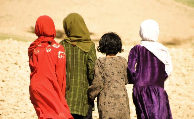 Талибаните в Афганистан затварят училища за момичета