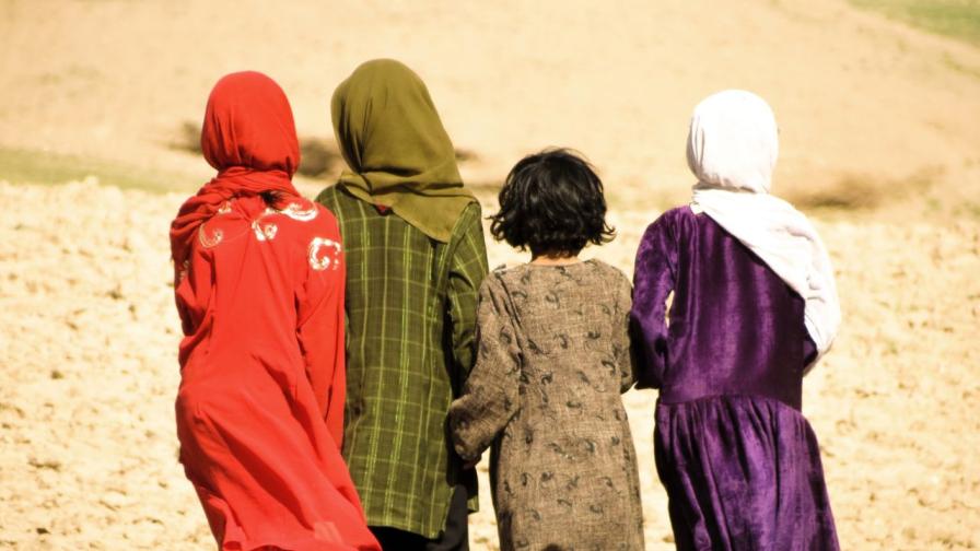 Обучение на момичета в Афганистан доведе до арест на техен учител