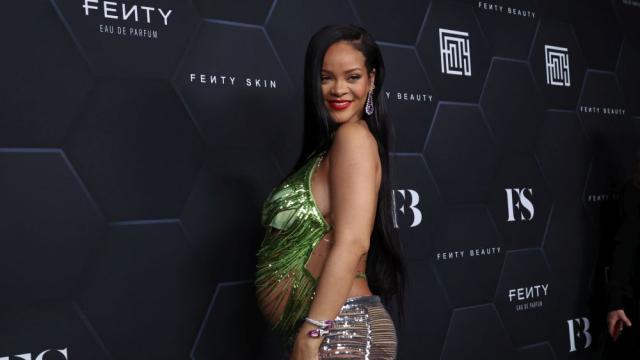 Бременна на корицата на Vogue: Риана пренаписа правилата и изглежда зашеметяващо (СНИМКИ)