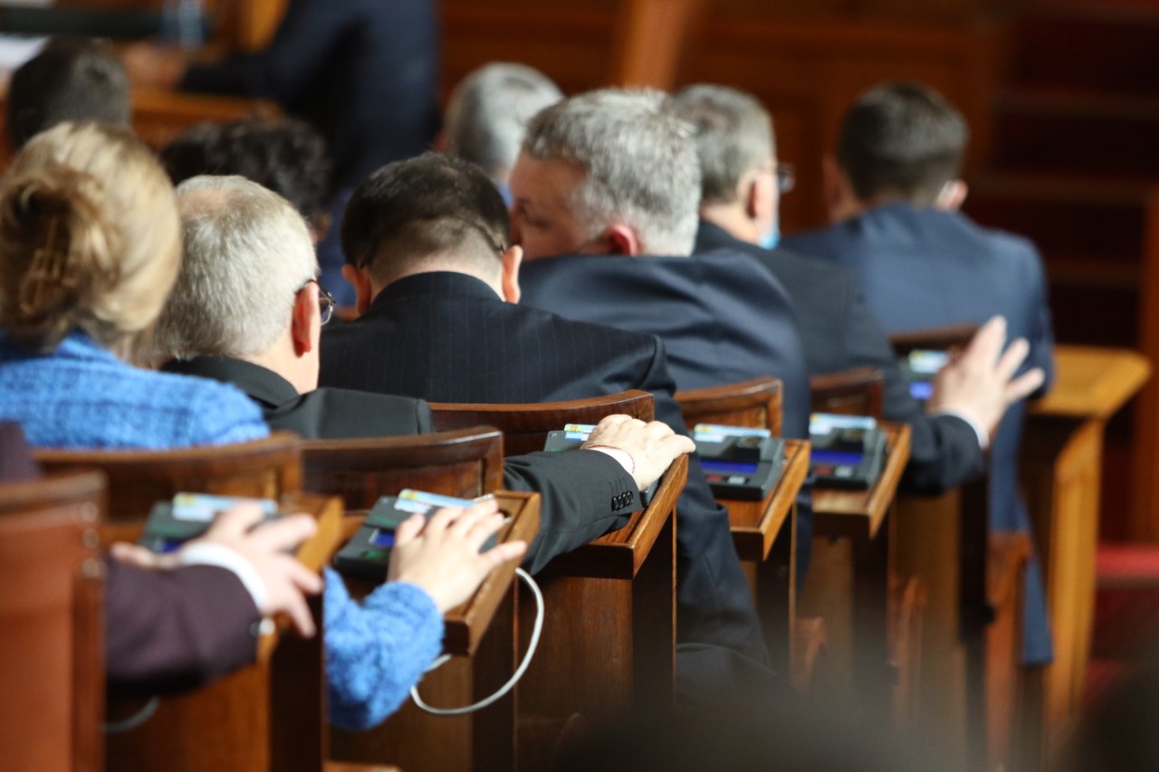 Парламентът удължи действието на 11 хиляди решения на ТЕЛК и НЕЛК