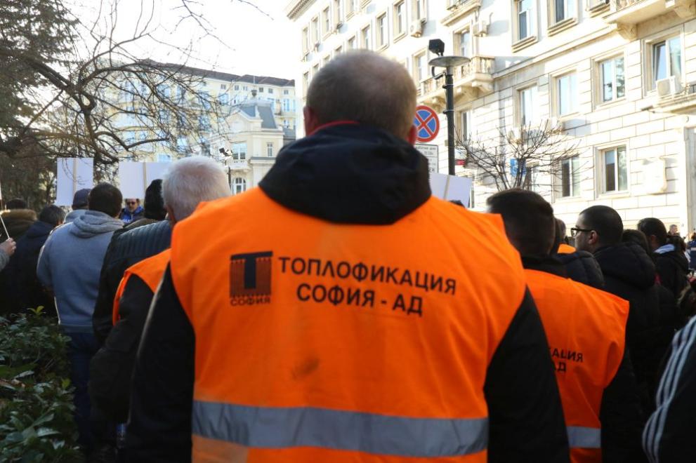 Служители на Топлофикация-София излязоха на протест пред Столична община. Работниците