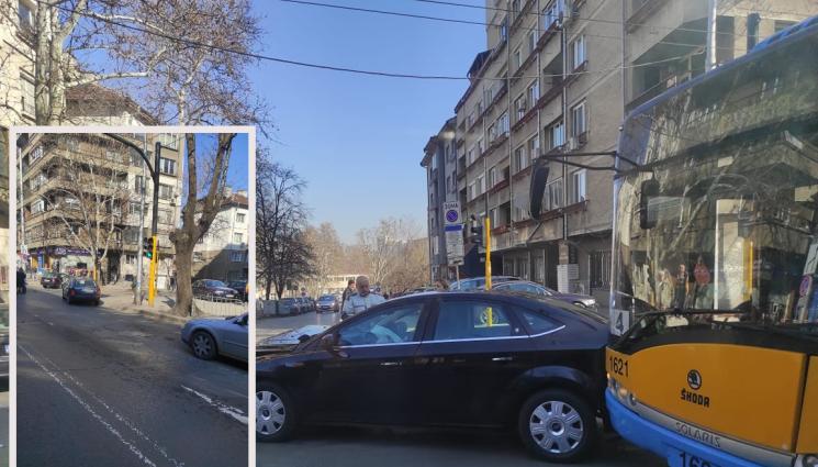 катастрофа ИСУЛ - ВОЙНАТА ПО ПЪТИЩАТА: Две коли и тролей се натресоха в центъра на столицата (СНИМКИ)