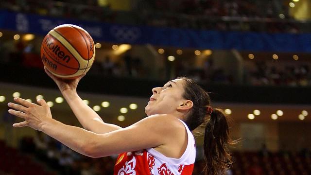 Най-високият модел на света се оплака, че плаши мъжете (ВИДЕО)