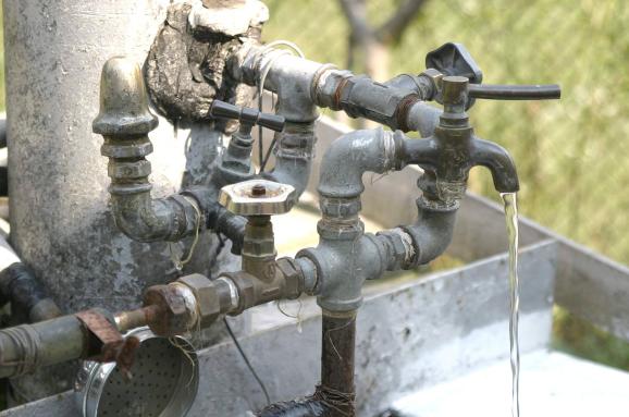 Поскъпването на водата скоро ще спре нейното източване и прахосване.