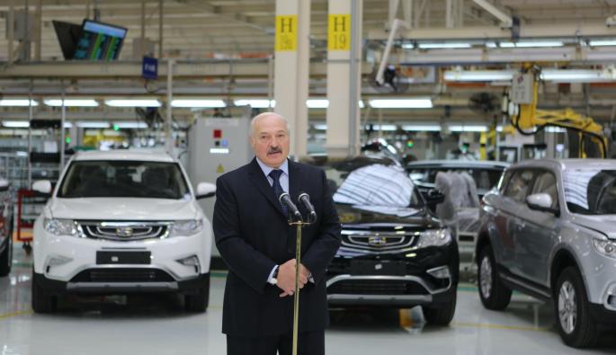  Президентът на Беларус Александър Лукашенко в завода.