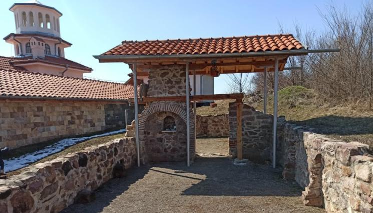 манастир - БРИТАНСКИЯТ БЕЖАНЕЦ: Разходка като за последно