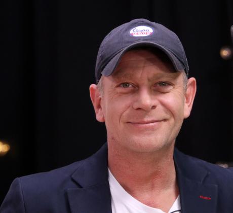 Юлиан Вергов публикува селфи от гримьорната си направено пред огледалото