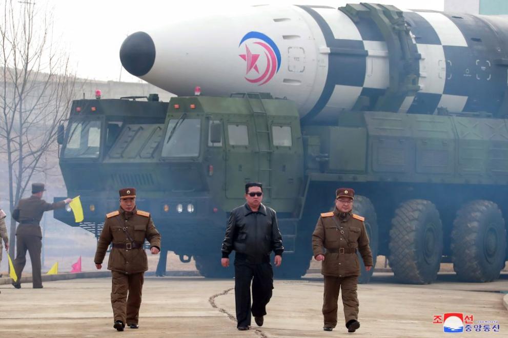 Северна Корея разпространи нови пропагандни плакати, изобразяващи балистичните ракети на