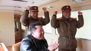 Севернокорейският лидер Ким Чен ун наблюдава изпитание на нов тип